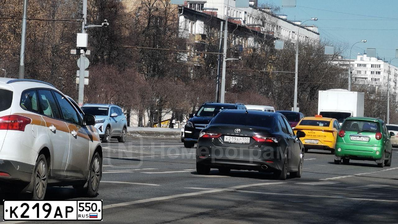 Фото автомобиля TOYOTA CAMRY, 2021 — госномер К219АР550. Цвет: ЧЕРНЫЙ