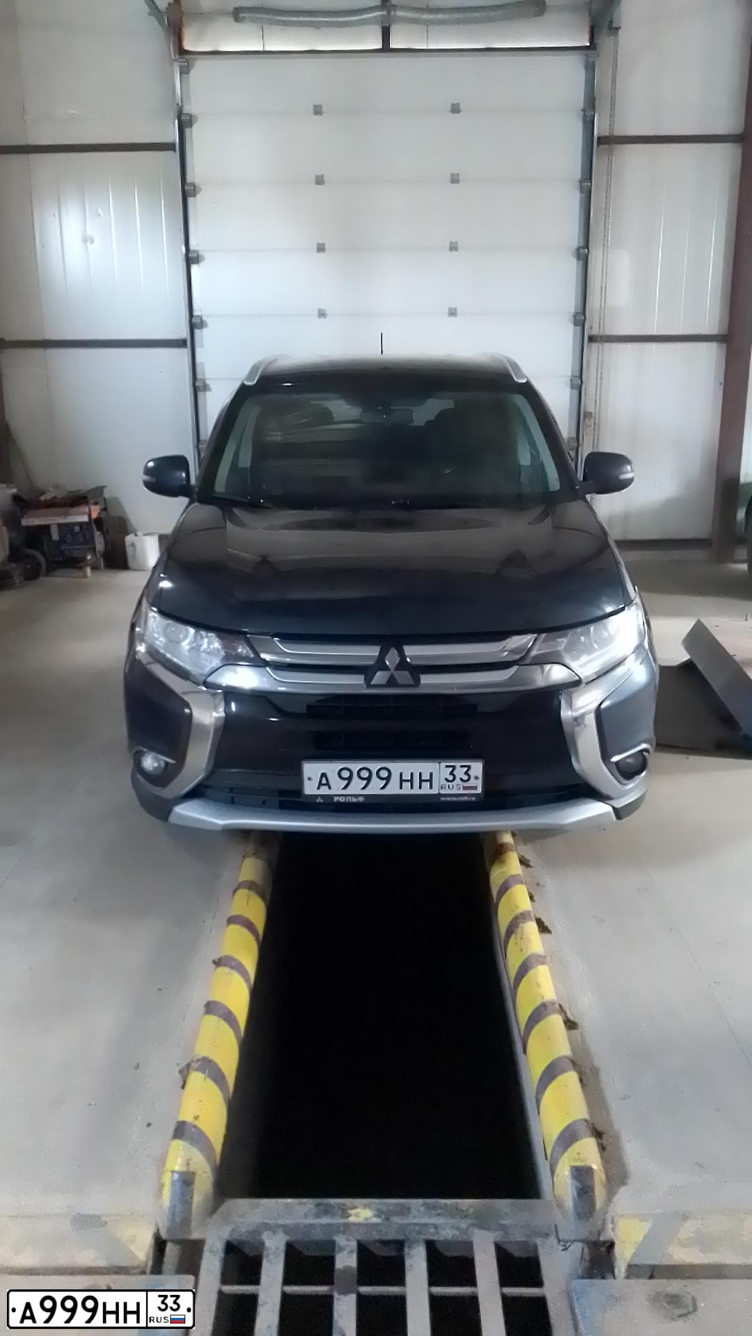 Фото автомобиля MITSUBISHI OUTLANDER, 2016 — госномер Н030ВС50. Цвет: ТЕМНО-СИНИЙ