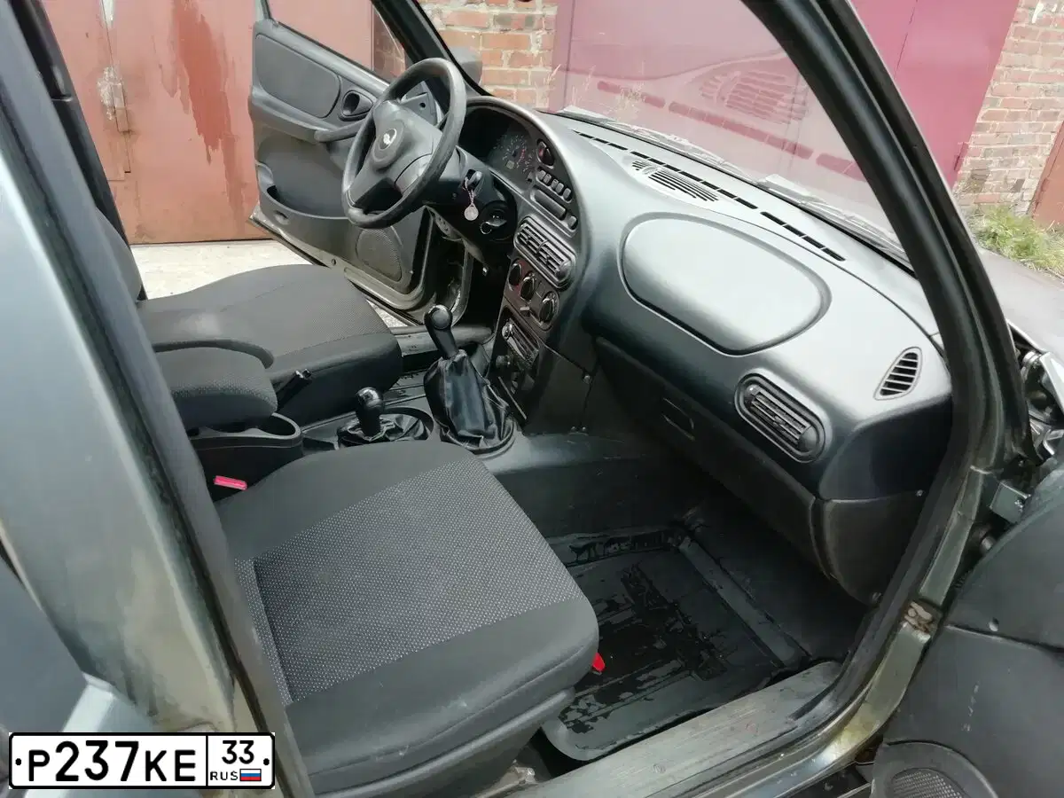Фото автомобиля CHEVROLET NIVA, 2009 — госномер Р875АУ32. Цвет: Темно-серый металлик