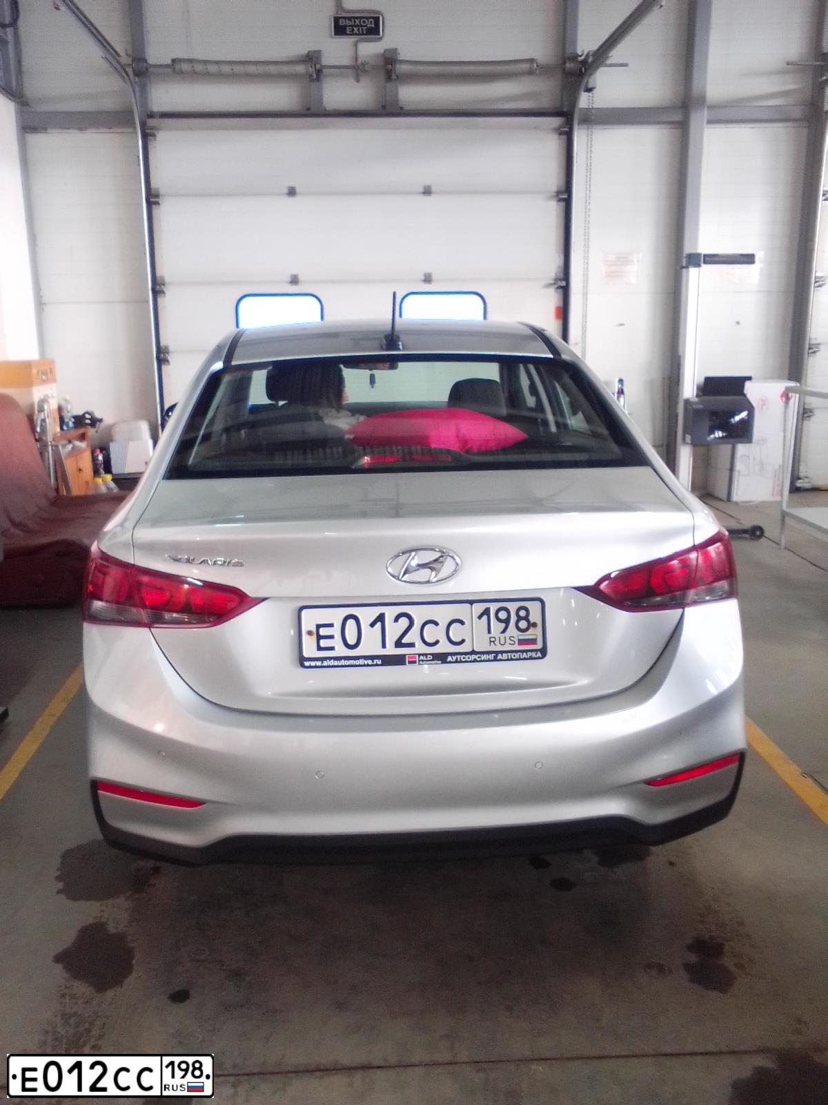 Фото автомобиля HYUNDAI SOLARIS, 2018 — госномер Е012СС198. Цвет: Серебристый