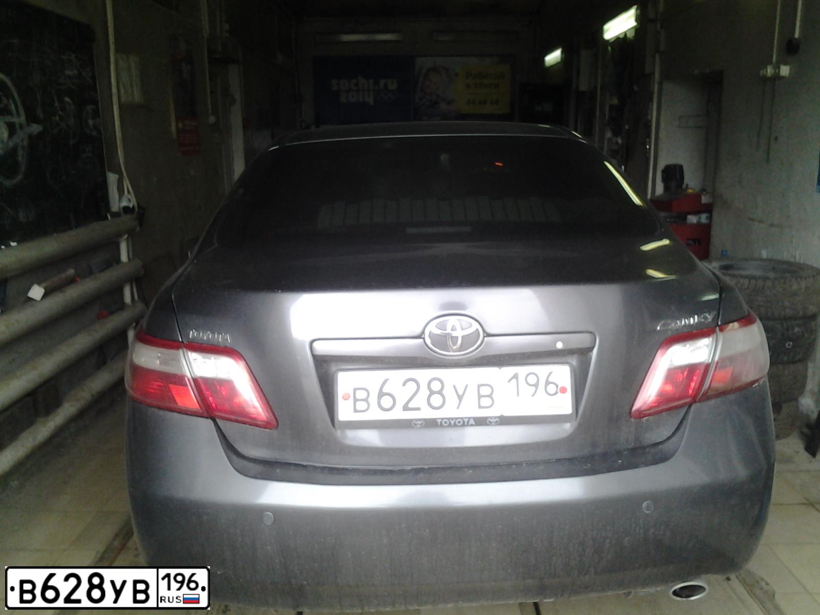 Фото автомобиля TOYOTA CAMRY, 2008 — госномер В628УВ196. Цвет: СЕРЫЙ