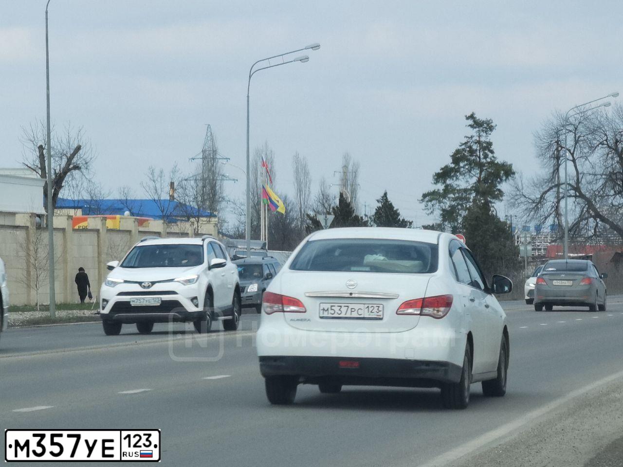 Фото автомобиля VOLVO V40, 2003 — госномер В023МР77. Цвет: ЧЕРНЫЙ