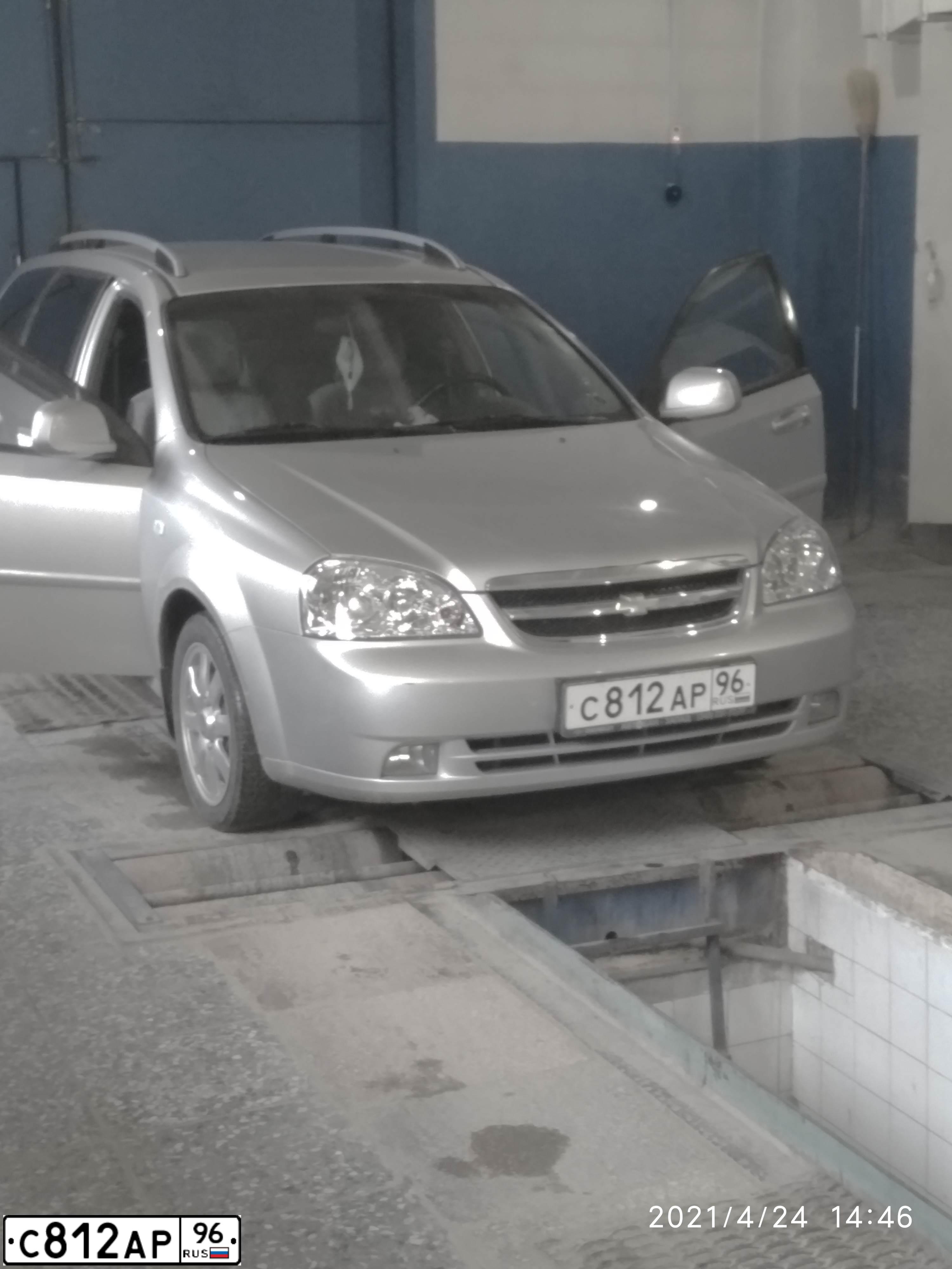 Фото автомобиля CHEVROLET LACETTI, 2011 — госномер С812АР96. Цвет: СЕРЫЙ