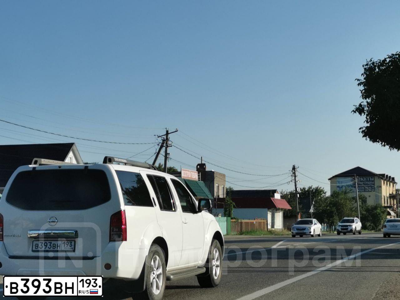 Фото автомобиля NISSAN PATHFINDER, 2010 — госномер В393ВН193. Цвет: Белый