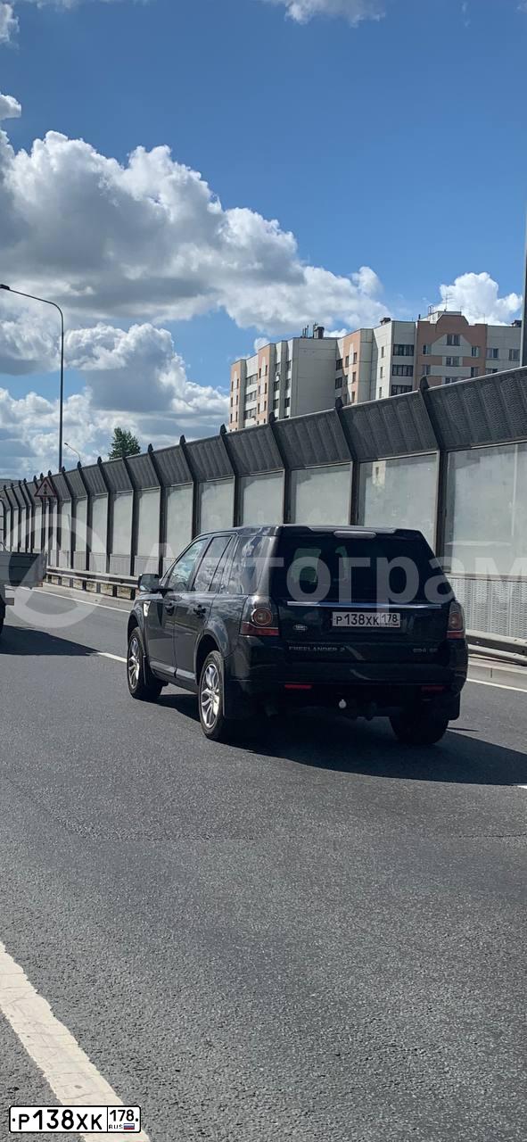 Фото автомобиля LAND ROVER FREELANDER, 2014 — госномер В302РН51. Цвет: ЧЕРНЫЙ