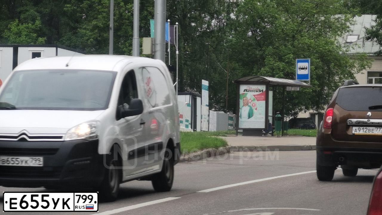Фото автомобиля RENAULT РЕНО ДАСТЕР, 2021 — госномер Е655УК799. Цвет: СЕРЫЙ