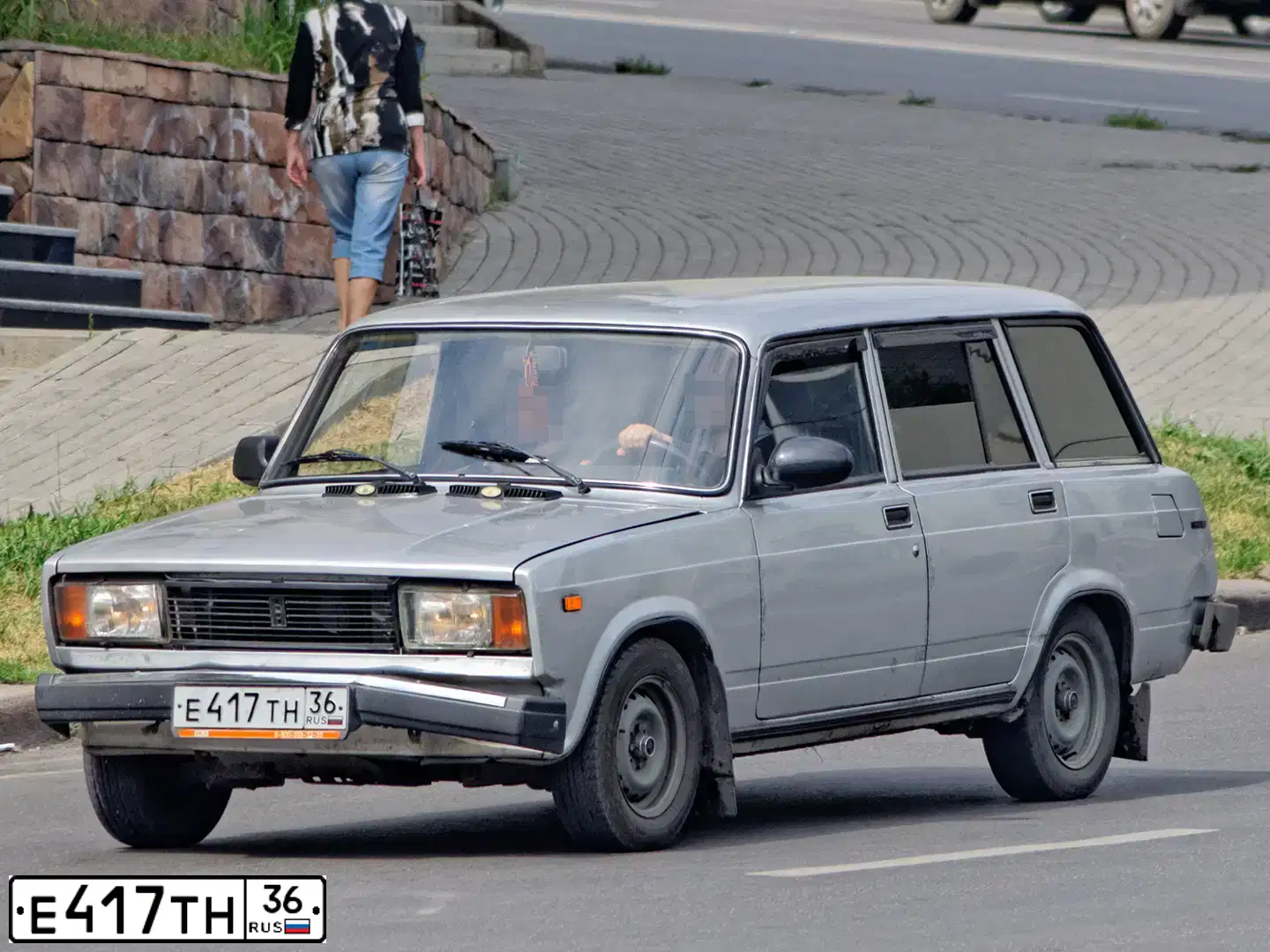 Фото автомобиля LADA 2104, 2007 — госномер Е417ТН36. Цвет: СЕРЕБРИСТЫЙ