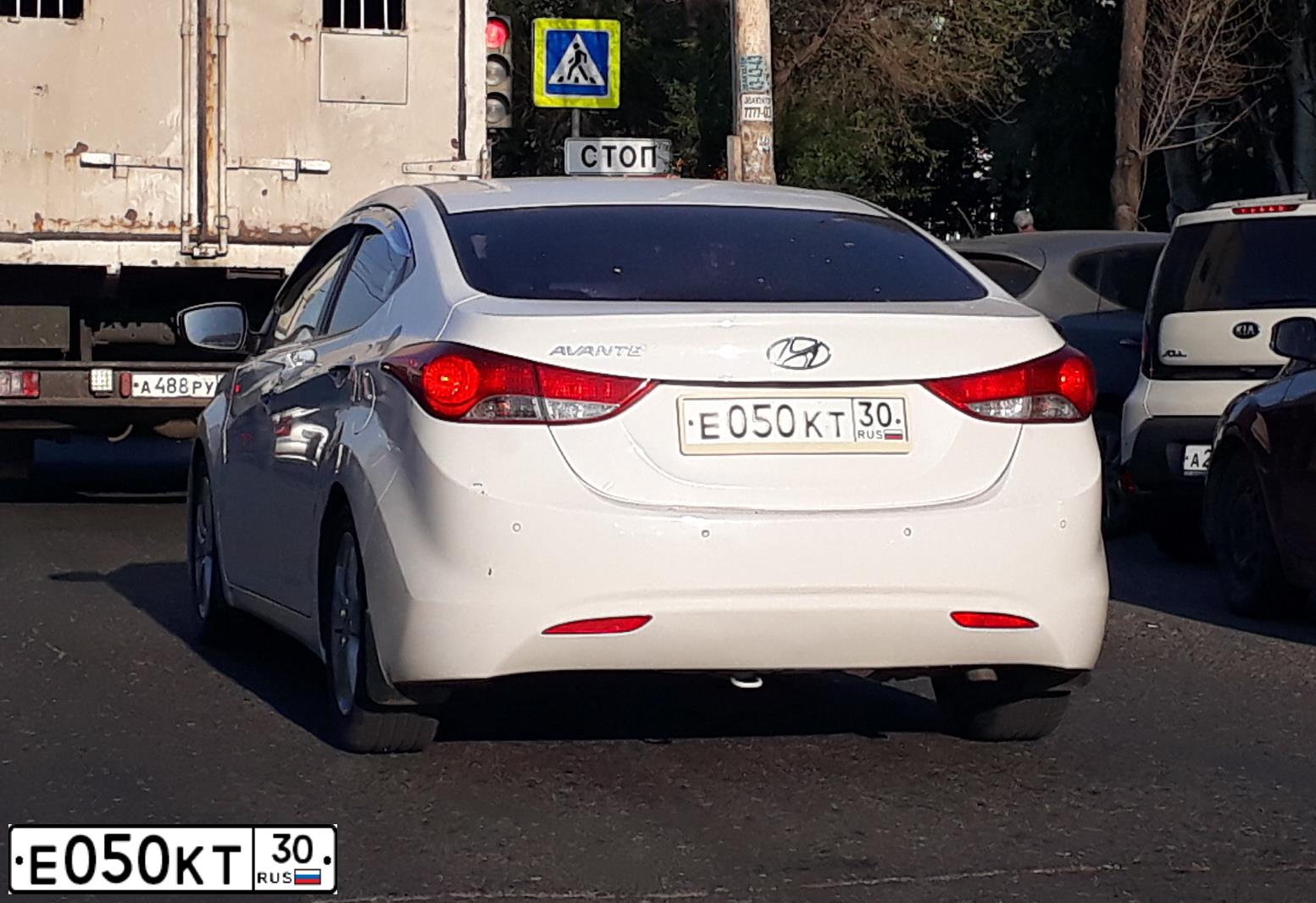 Фото автомобиля HYUNDAI AVANTE, 2011 — госномер Е050КТ30. Цвет: БЕЛЫЙ