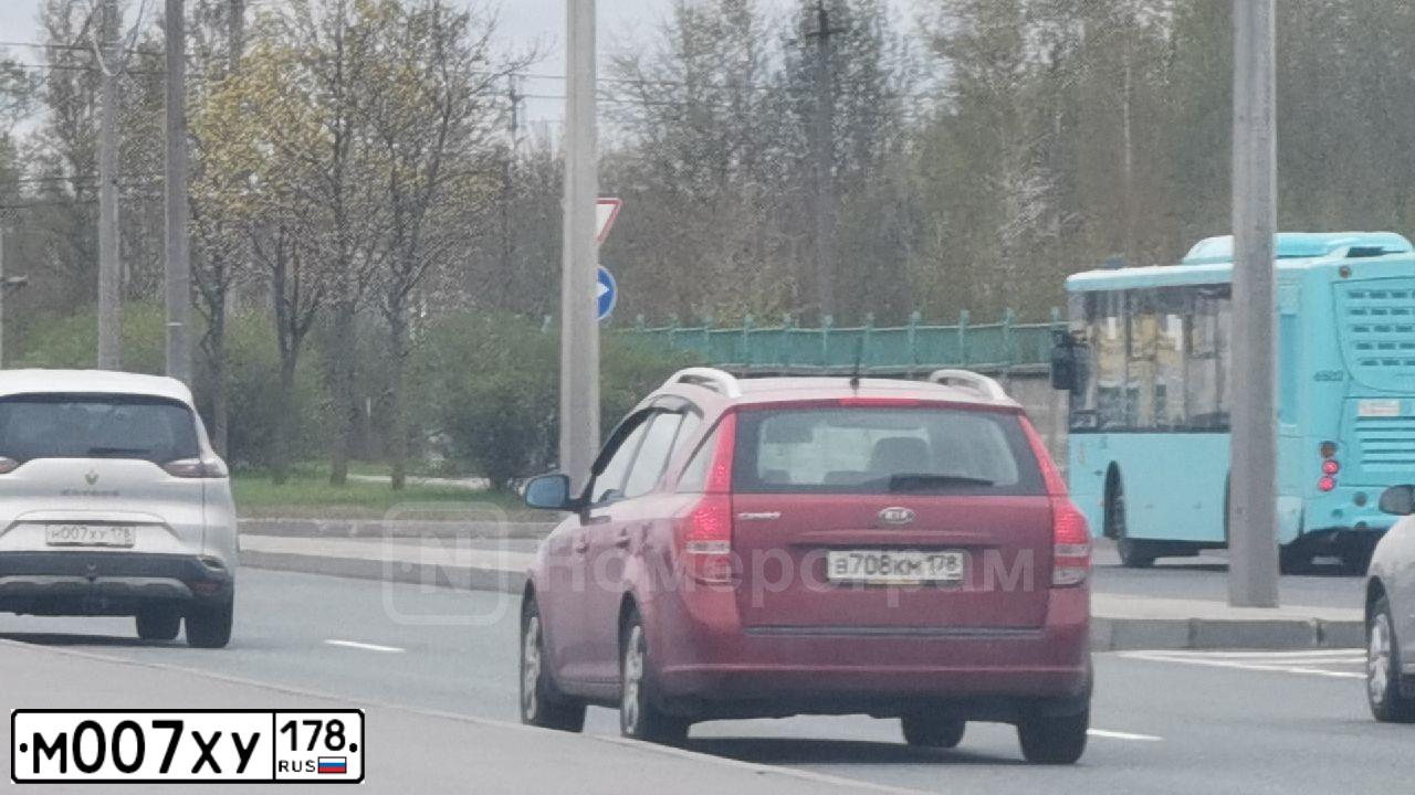 Фото автомобиля VOLKSWAGEN GOLF, 2009 — госномер К899ХМ198. Цвет: Красный
