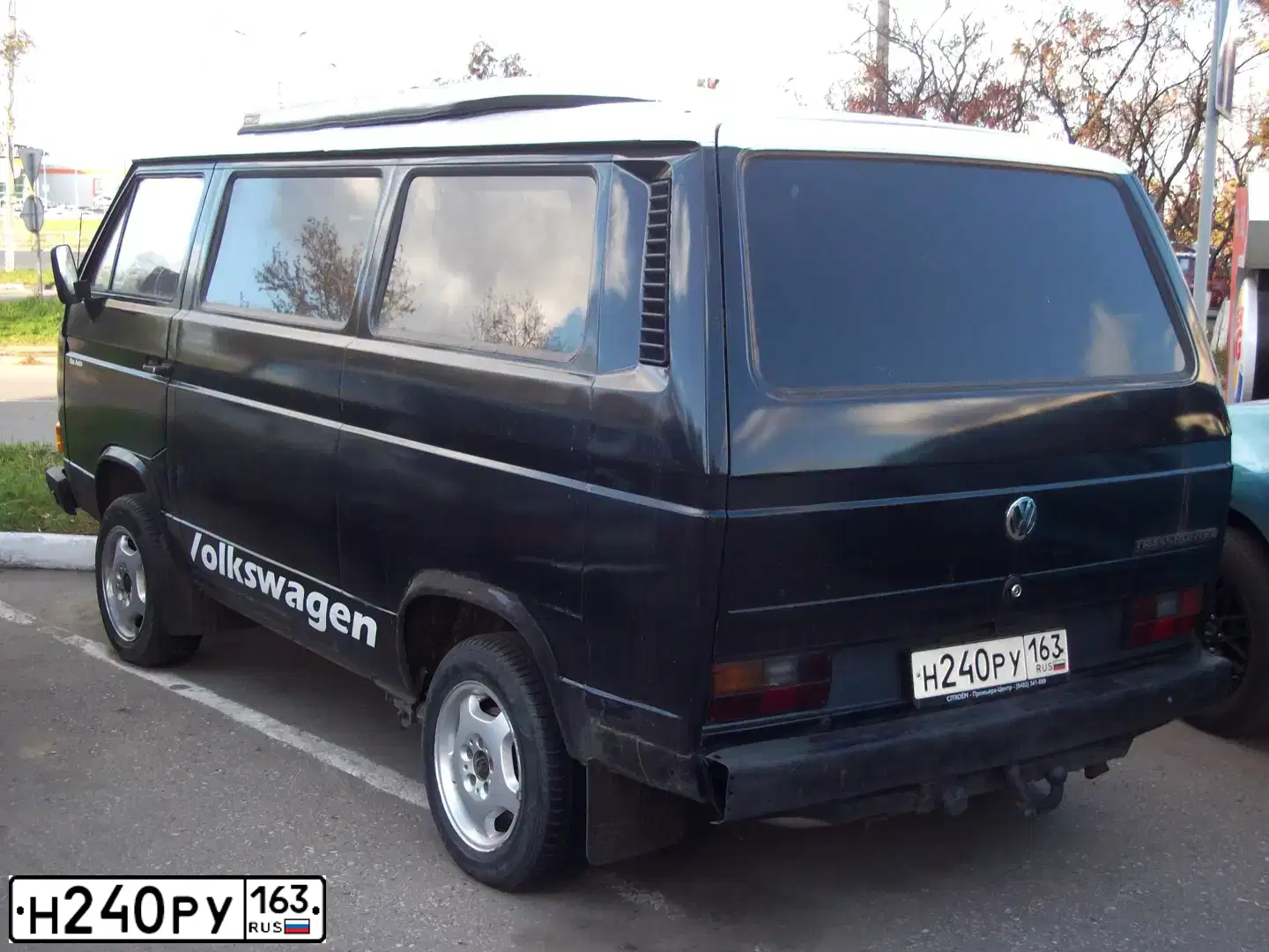 Фото автомобиля VOLKSWAGEN TRANSPORTER, 1985 — госномер Н240РУ163. Цвет: ЧЕРНЫЙ