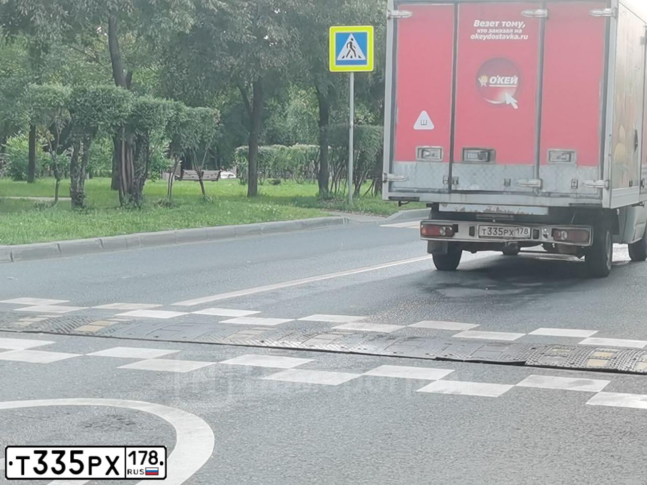 Фото автомобиля VOLKSWAGEN TRANSPORTER, 2015 — госномер Т335РХ178. Цвет: БЕЛЫЙ