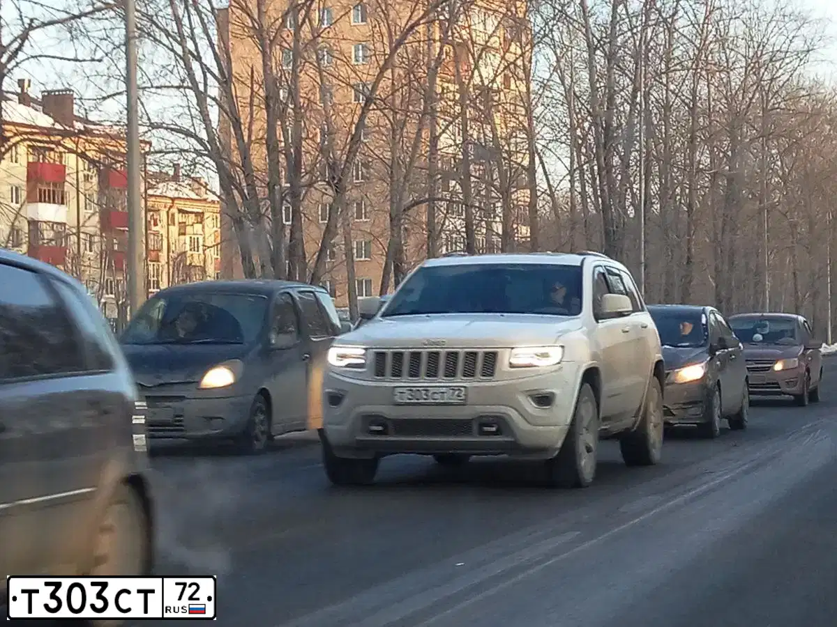 Фото автомобиля JEEP GRAND CHEROKEE, 2016 — госномер Т303СТ72. Цвет: БЕЛЫЙ