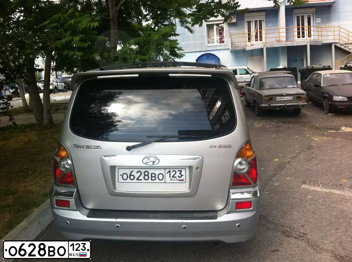Фото автомобиля HYUNDAI TERRACAN, 2001 — госномер С677НР761. Цвет: СЕРЫЙ