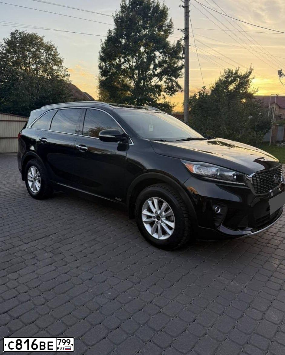 Фото автомобиля KIA SORENTO, 2018 — госномер С816ВЕ799. Цвет: ЧЕРНЫЙ