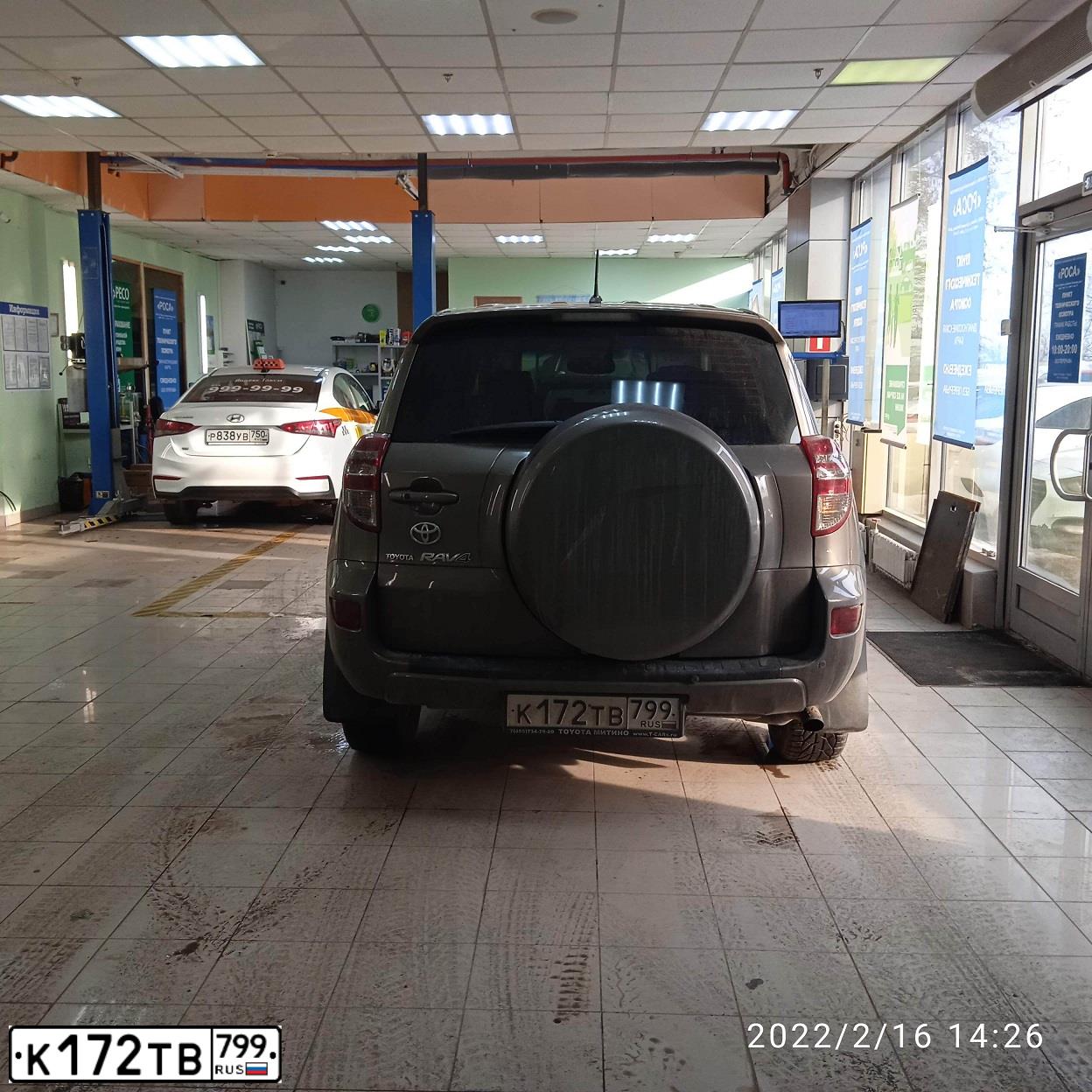 Фото автомобиля TOYOTA RAV4, 2010 — госномер К172ТВ799. Цвет: БРОНЗОВЫЙ