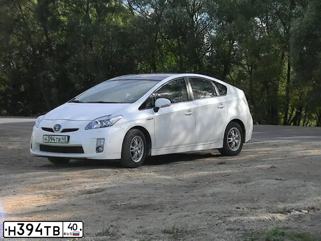Фото автомобиля TOYOTA PRIUS, 2010 — госномер Н394ТВ40. Цвет: БЕЛЫЙ