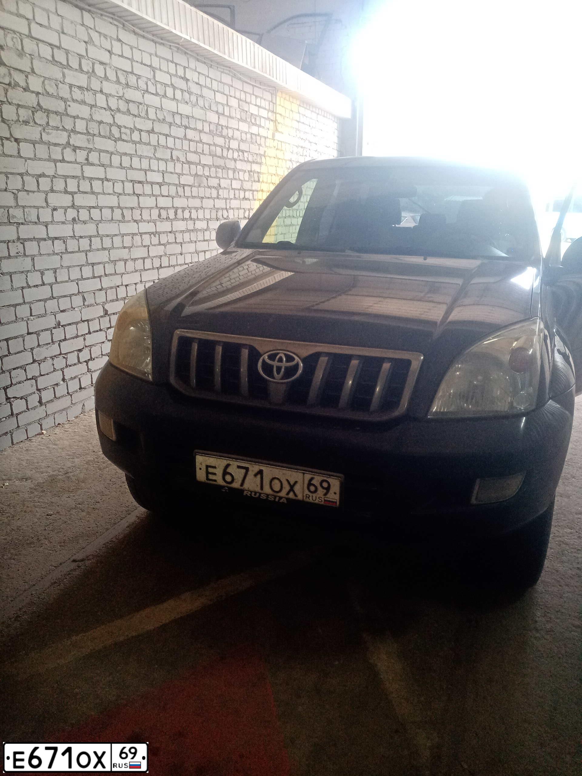 Фото автомобиля TOYOTA LANDCRUISER, 2008 — госномер Е671ОХ69. Цвет: ЧЕРНЫЙ