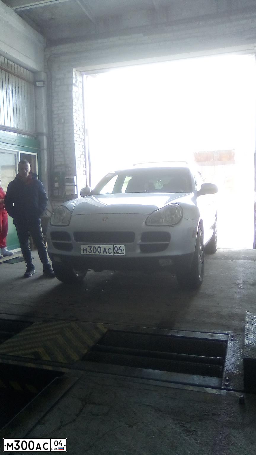Фото автомобиля PORSCHE CAYENNE, 2004 — госномер М300АС04. Цвет: серебристый