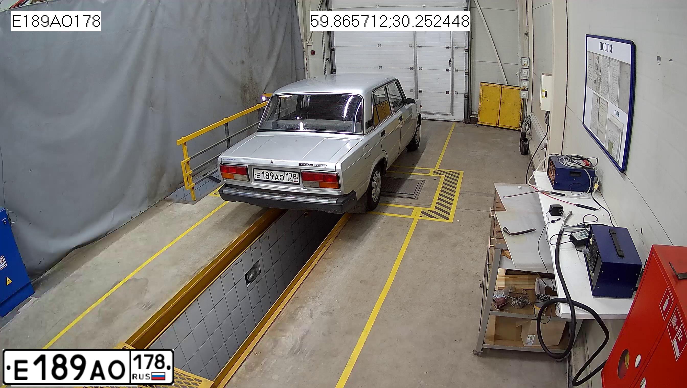 Фото автомобиля LADA 2107, 2010 — госномер Е189АО178. Цвет: БЕЛЫЙ