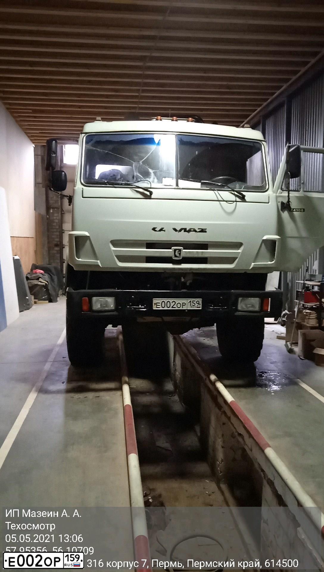 Фото автомобиля KAMAZ 44108 /6X6/, 2004 — госномер Е002ОР159. Цвет: СВЕТЛО-ДЫМЧАТЫЙ