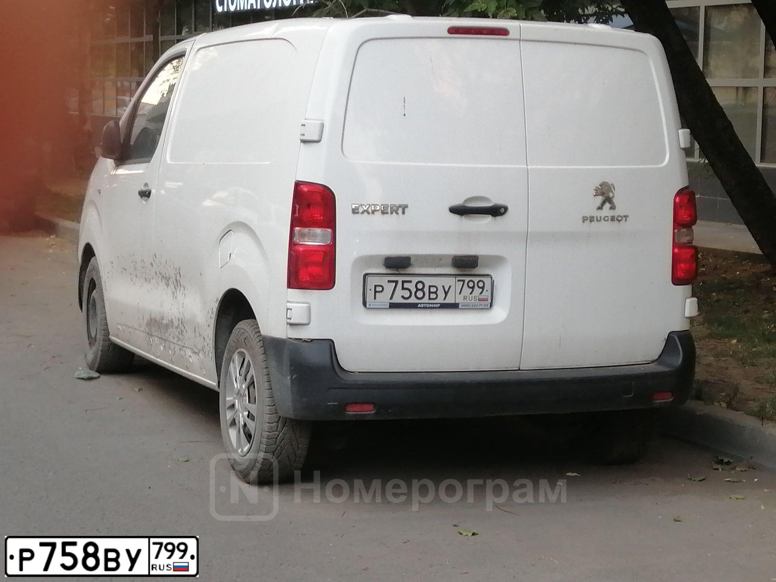 Фото автомобиля PEUGEOT EXPERT, 2017 — госномер Р758ВУ799. Цвет: Белый
