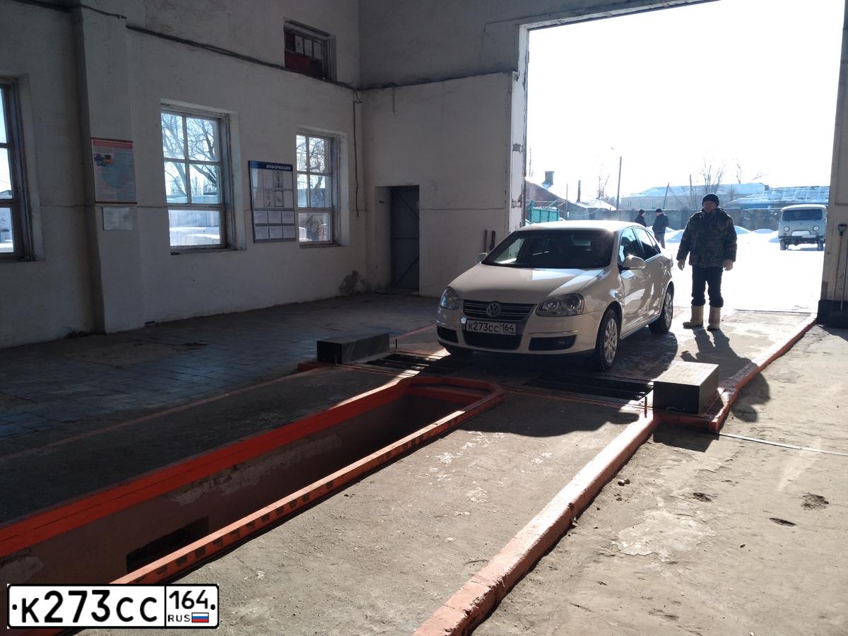 Фото автомобиля VOLKSWAGEN JETTA, 2009 — госномер В636АР164. Цвет: Белый
