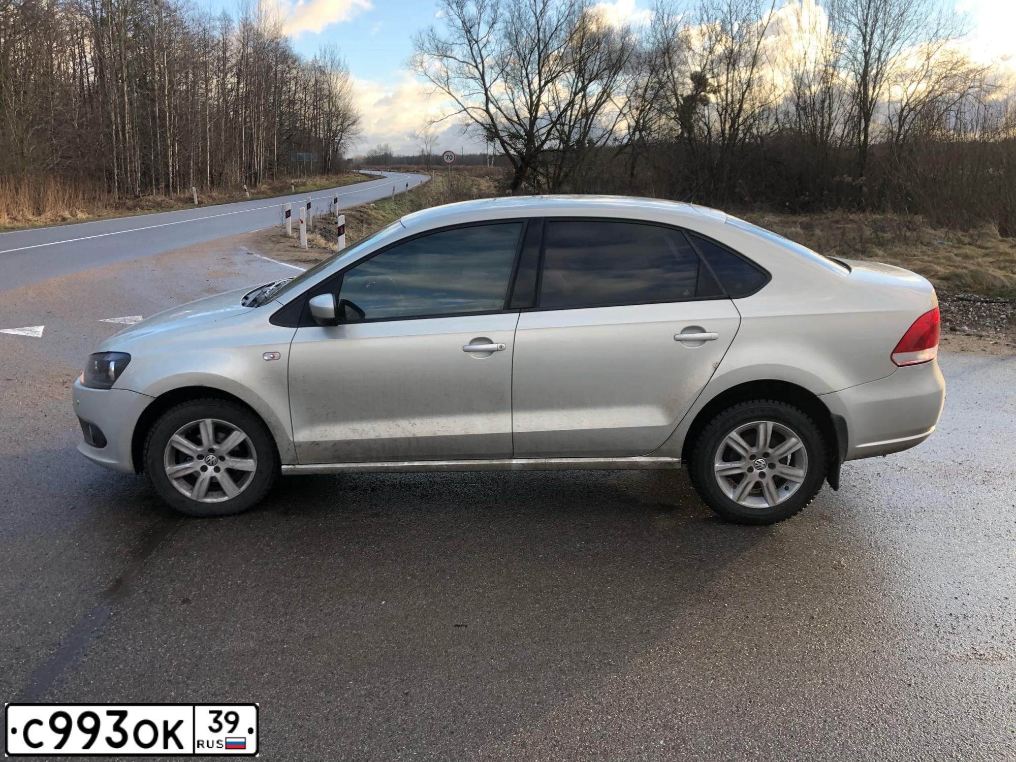 Фото автомобиля VOLKSWAGEN POLO, 2010 — госномер С572ТХ39. Цвет: СЕРЕБРИСТО-ЖЕЛТЫЙ