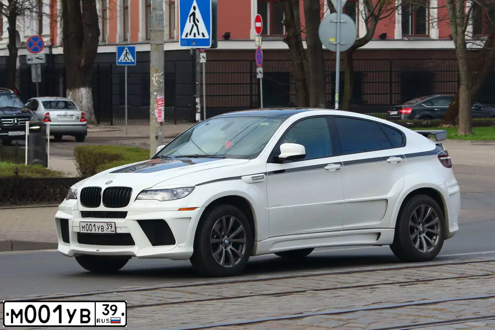 Фото автомобиля MERCEDES E-KLASSE, 2011 — госномер М001УВ39. Цвет: СЕРЕБРИСТЫЙ