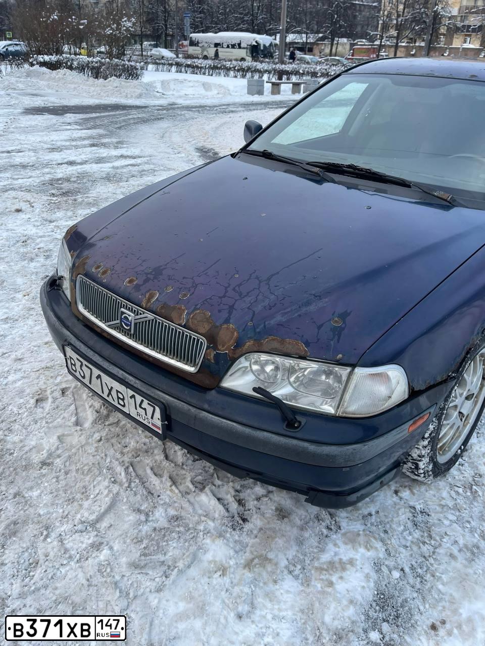 Фото автомобиля VOLVO S40, 1999 — госномер В371ХВ147. Цвет: синий