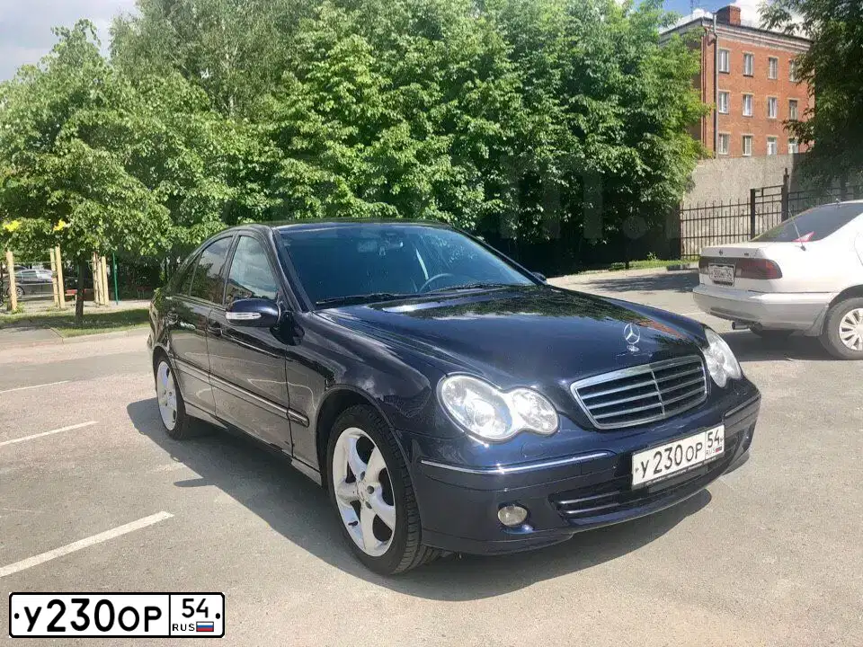 Фото автомобиля MERCEDES C-KLASSE, 2004 — госномер У230ОР54. Цвет: синий