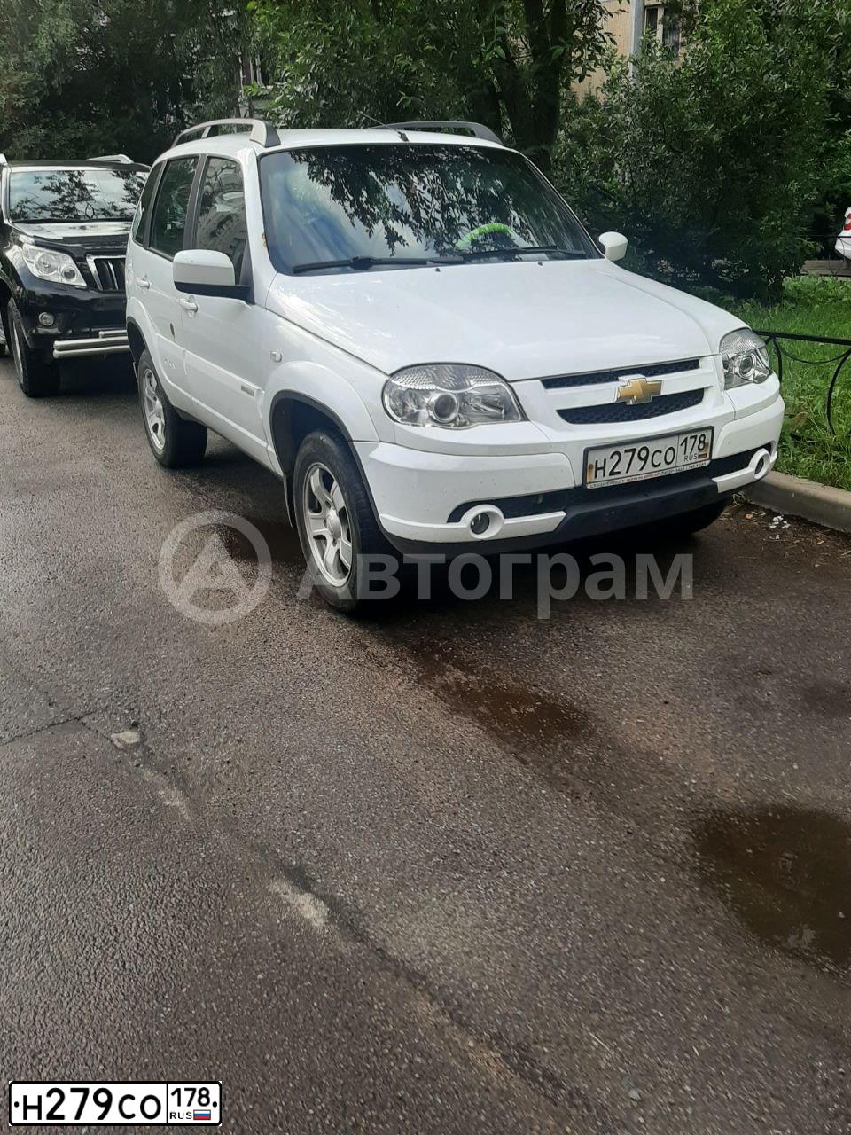 Фото автомобиля CHEVROLET NIVA, 2013 — госномер Н279СО178. Цвет: ЯРКО-БЕЛЫЙ