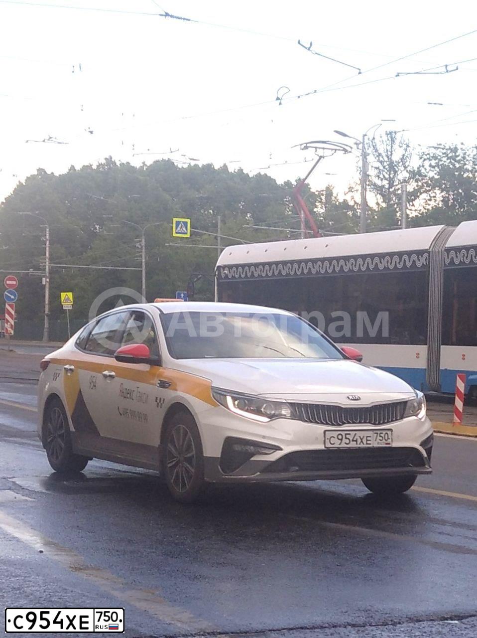 Фото автомобиля KIA MAGENTIS / OPTIMA, 2019 — госномер С954ХЕ750. Цвет: БЕЛЫЙ-ЖЕЛТЫЙ-СЕРЫЙ