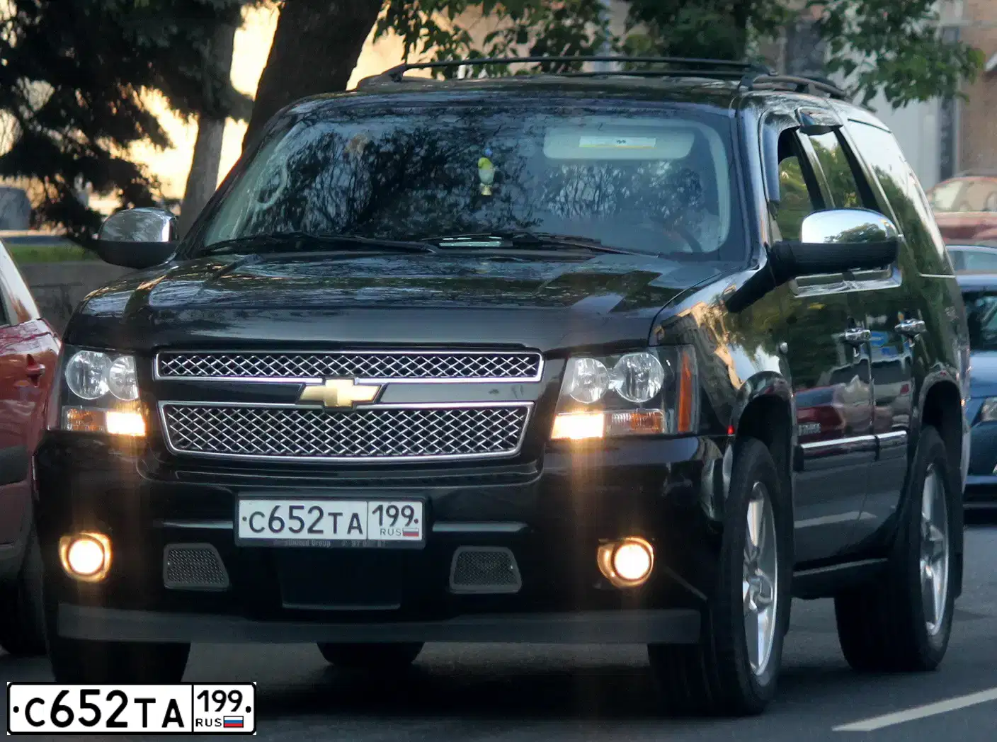 Фото автомобиля CHEVROLET TAHOE, 2008 — госномер С652ТА199. Цвет: ЧЕРНЫЙ