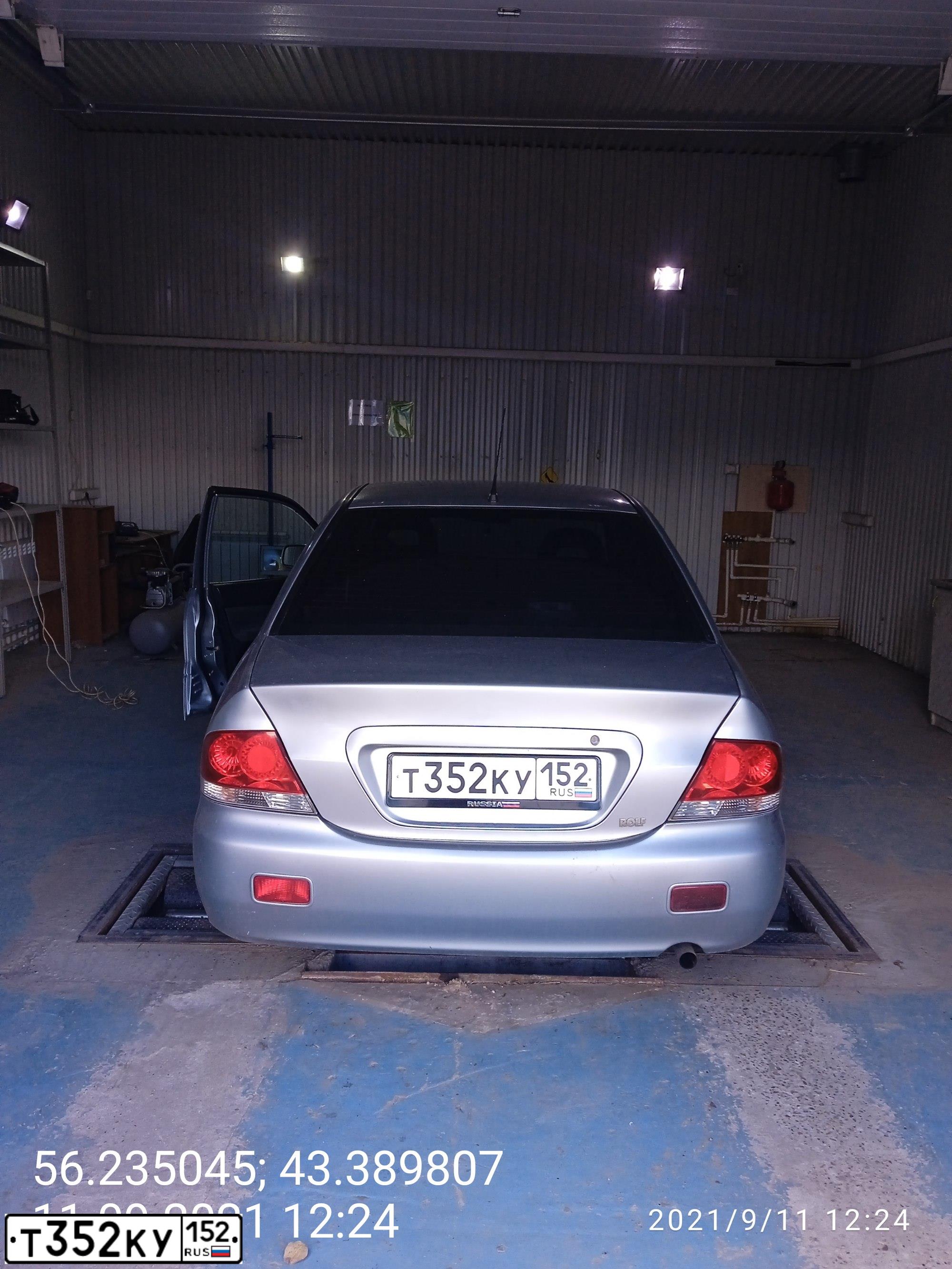 Фото автомобиля MITSUBISHI LANCER, 2005 — госномер Т352КУ152. Цвет: Серебристый