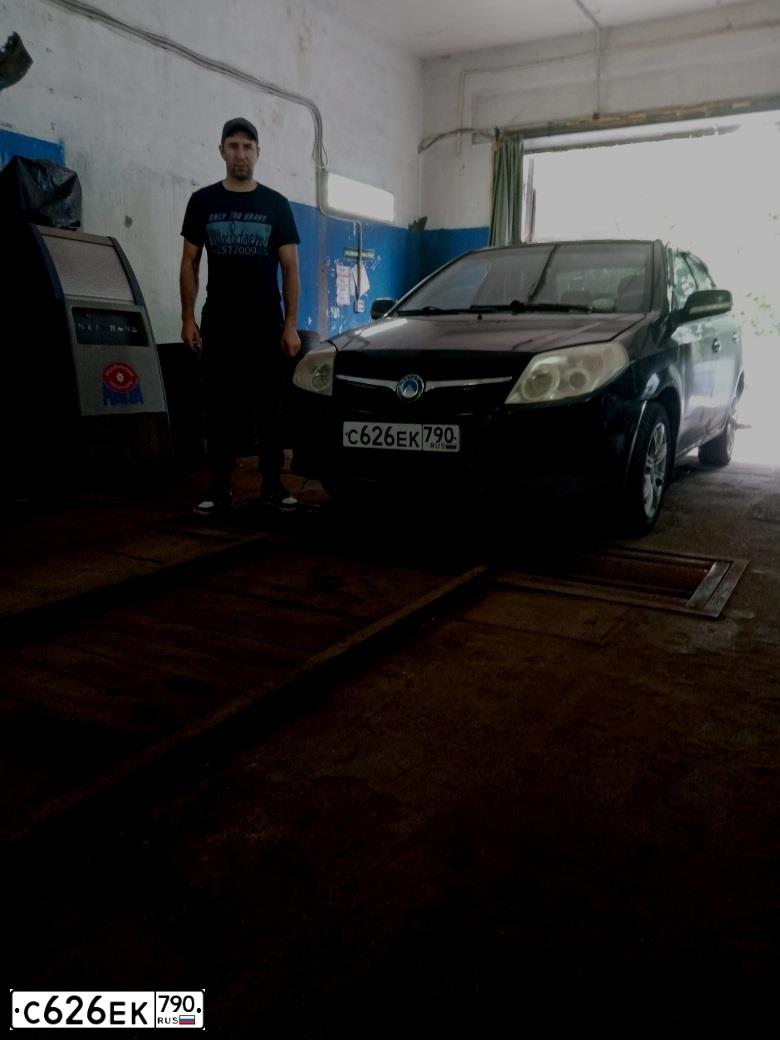 Фото автомобиля GEELY MK, 2013 — госномер А565НН136. Цвет: ЧЕРНЫЙ ТЕМНЫЙ