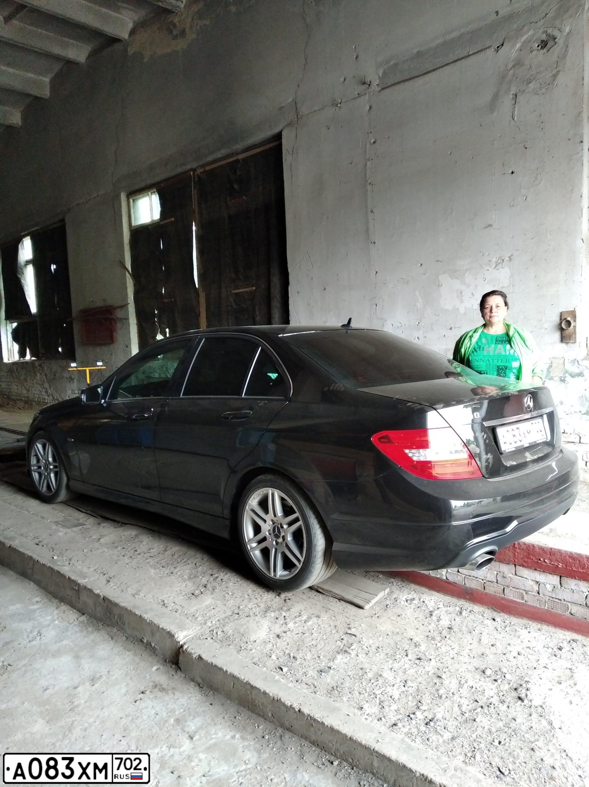 Фото автомобиля MERCEDES C-KLASSE, 2011 — госномер Е631НУ156. Цвет: ЧЕРНЫЙ
