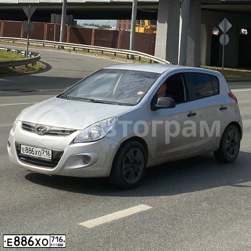 Фото автомобиля HYUNDAI I20, 2009 — госномер Е886ХО716. Цвет: Серебристый