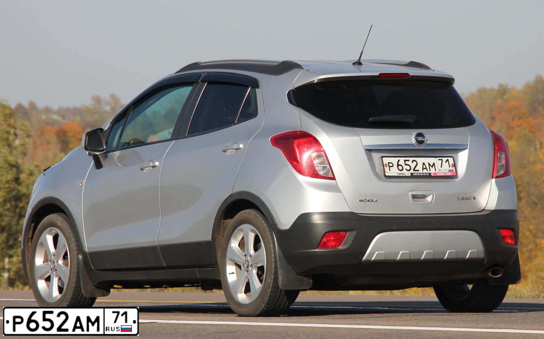 Фото автомобиля OPEL MOKKA, 2013 — госномер Х718АВ977. Цвет: Серебристый