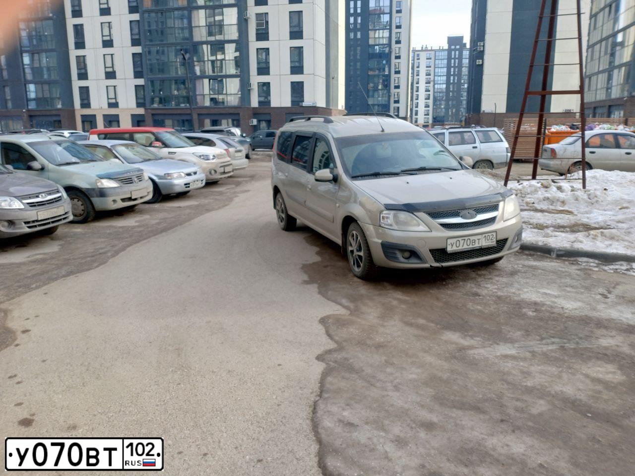 Фото автомобиля LADA LARGUS, 2016 — госномер У070ВТ102. Цвет: СЕРО-БЕЖЕВЫЙ