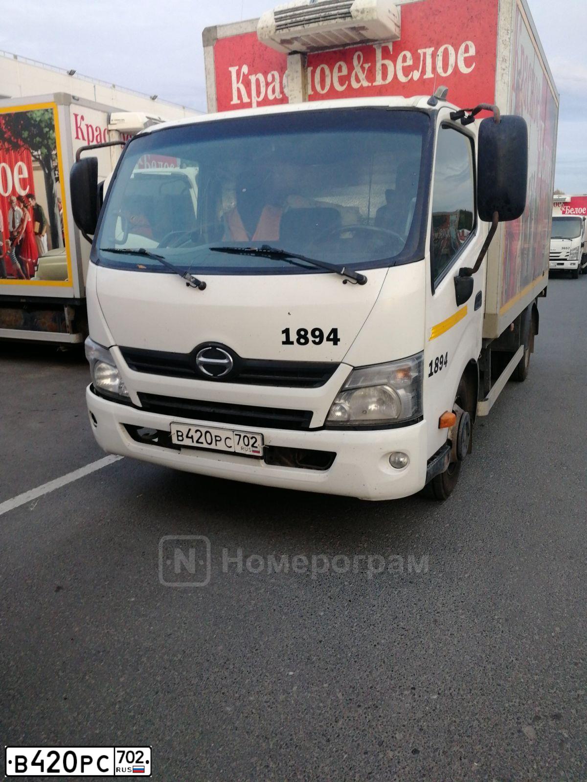 Фото автомобиля HINO 300-SERIE, 2017 — госномер В420РС702. Цвет: БЕЛЫЙ