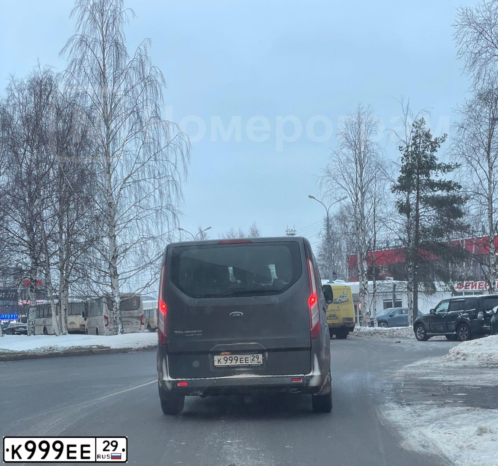 Фото автомобиля FORD TOURNEO CUSTOM, 2018 — госномер К999ЕЕ29. Цвет: СЕРЫЙ