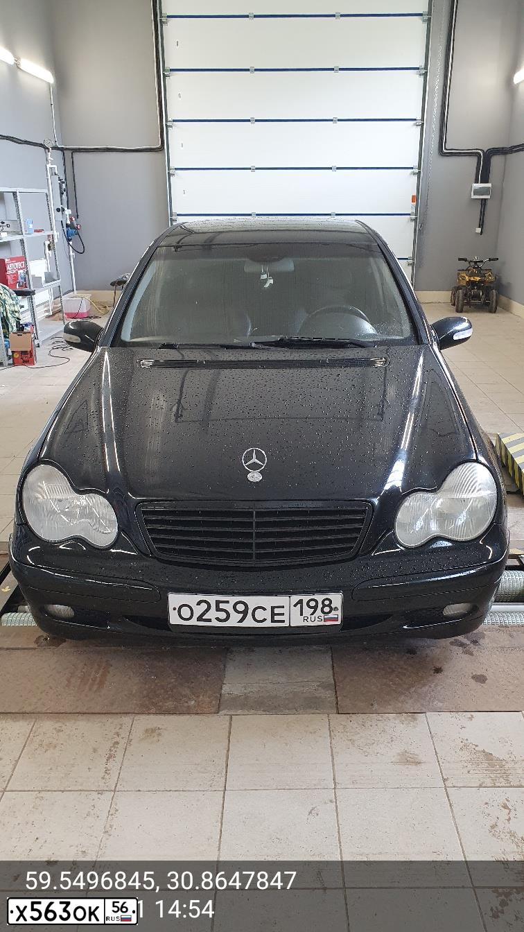 Фото автомобиля MERCEDES C-KLASSE, 2003 — госномер Н219КК10. Цвет: ЧЕРНЫЙ