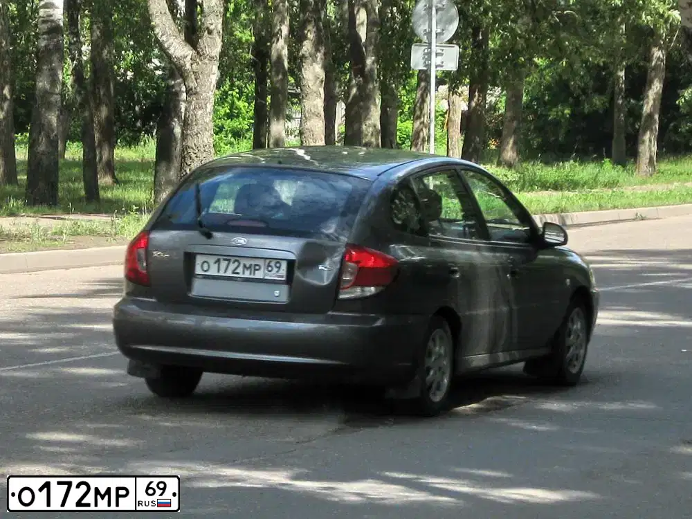 Фото автомобиля KIA RIO, 2004 — госномер О172МР69. Цвет: СЕРЫЙ