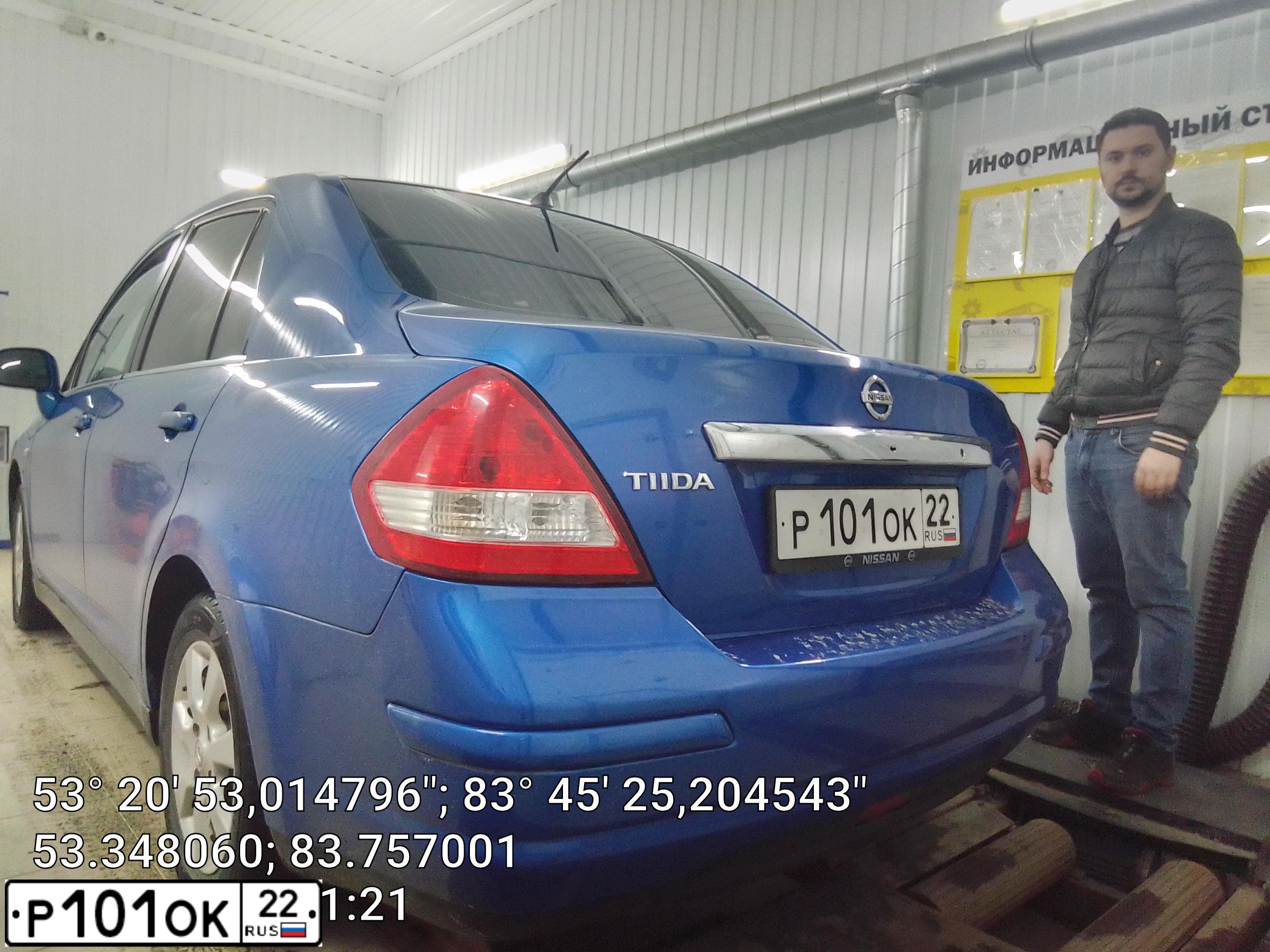 Фото автомобиля NISSAN TIIDA, 2007 — госномер Р101ОК22. Цвет: ЯРКО-СИНИЙ