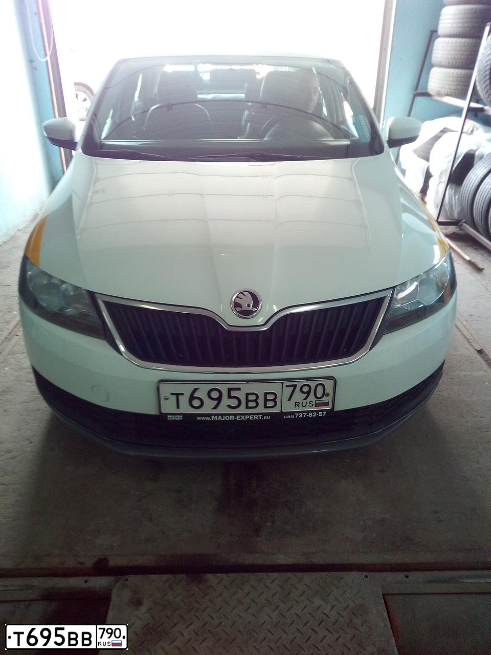 Фото автомобиля SKODA RAPID, 2018 — госномер С857РУ39. Цвет: БЕЛЫЙ