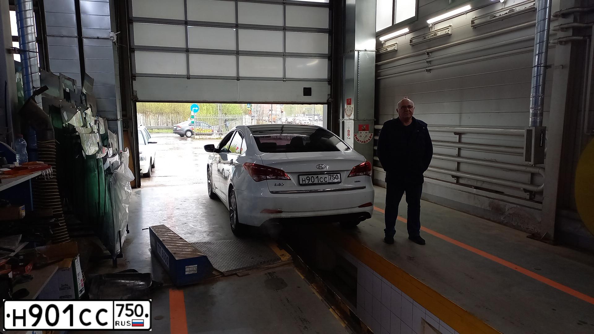 Фото автомобиля HYUNDAI I40, 2015 — госномер Р298АЕ550. Цвет: Белый черный