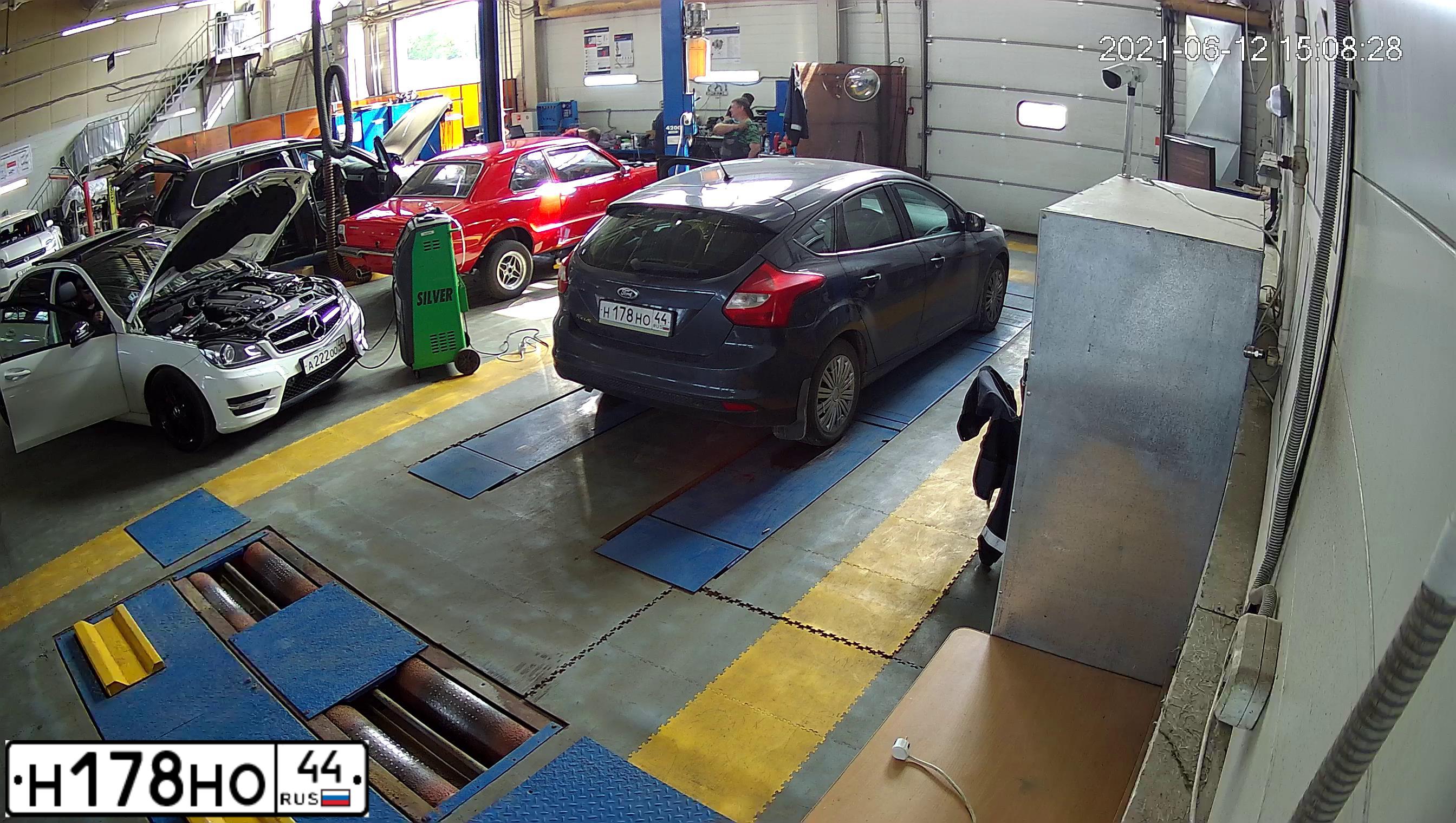Фото автомобиля FORD FOCUS, 2011 — госномер Х324НЕ37. Цвет: темно-серый