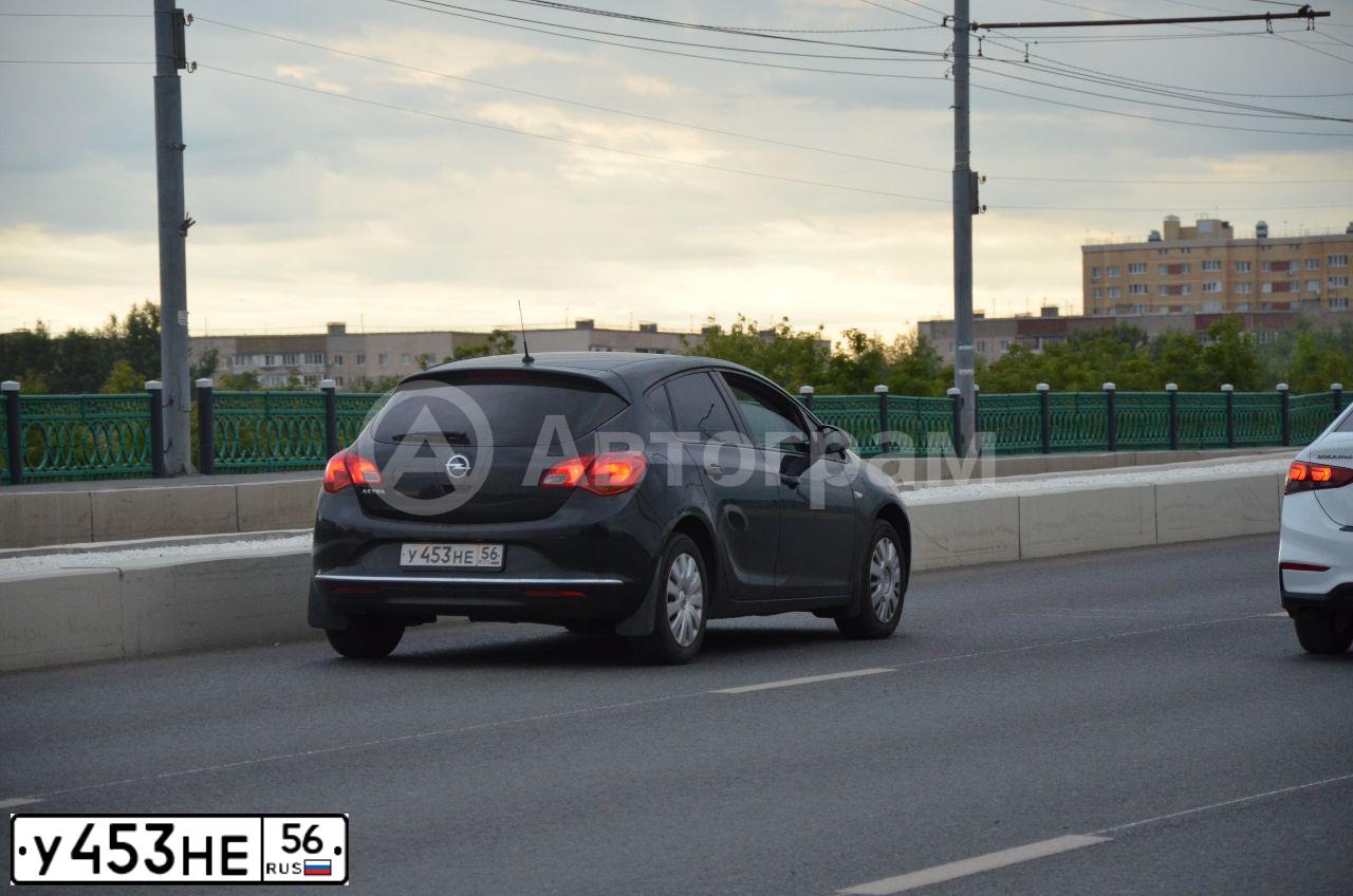 Фото автомобиля OPEL ASTRA, 2013 — госномер У453НЕ56. Цвет: ЧЕРНЫЙ МЕТАЛЛИК