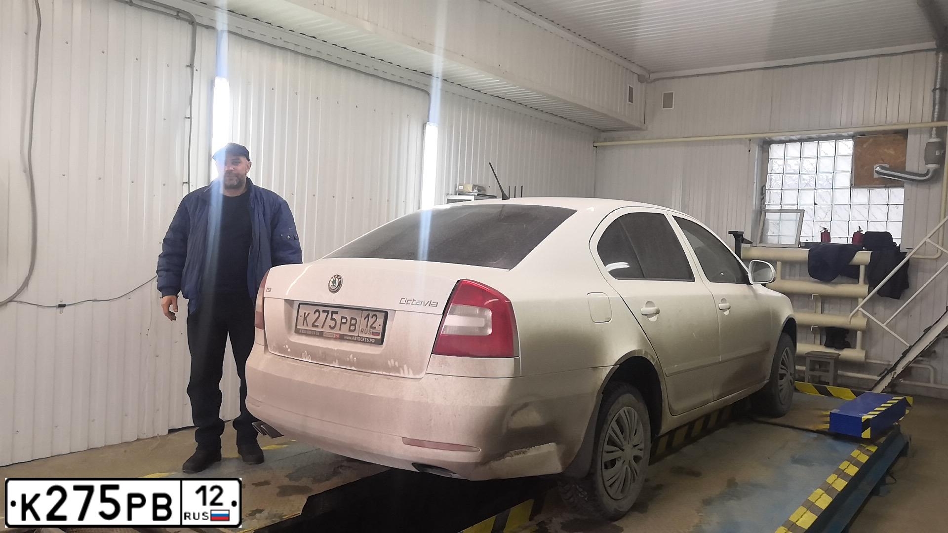 Фото автомобиля SKODA OCTAVIA, 2011 — госномер Р900ОА716. Цвет: Белый
