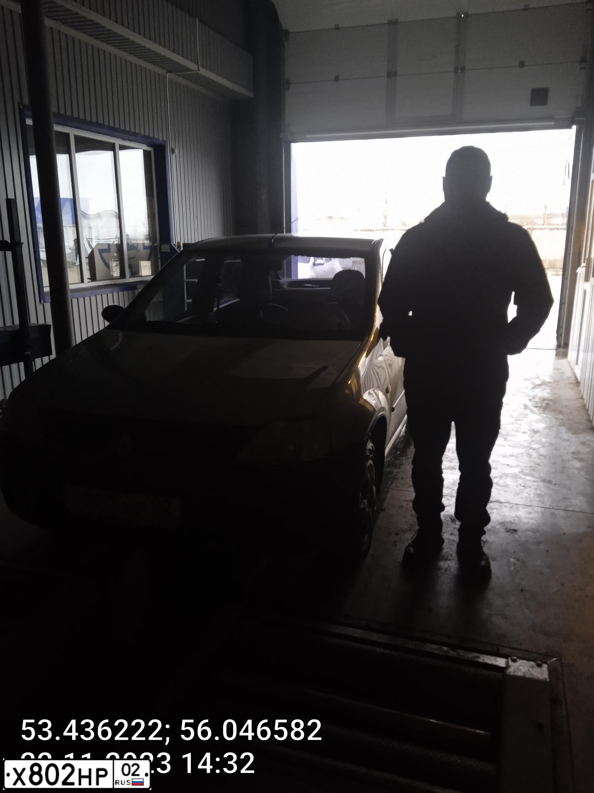 Фото автомобиля RENAULT LOGAN, 2005 — госномер Н427ХС702. Цвет: СВЕТЛО-ЗЕЛЕНЫЙ